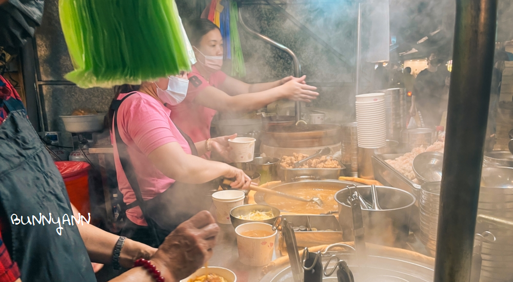 【阿國蝦仁羹】樂華夜市內的人氣美食，排隊也要吃!! @小兔小安*旅遊札記