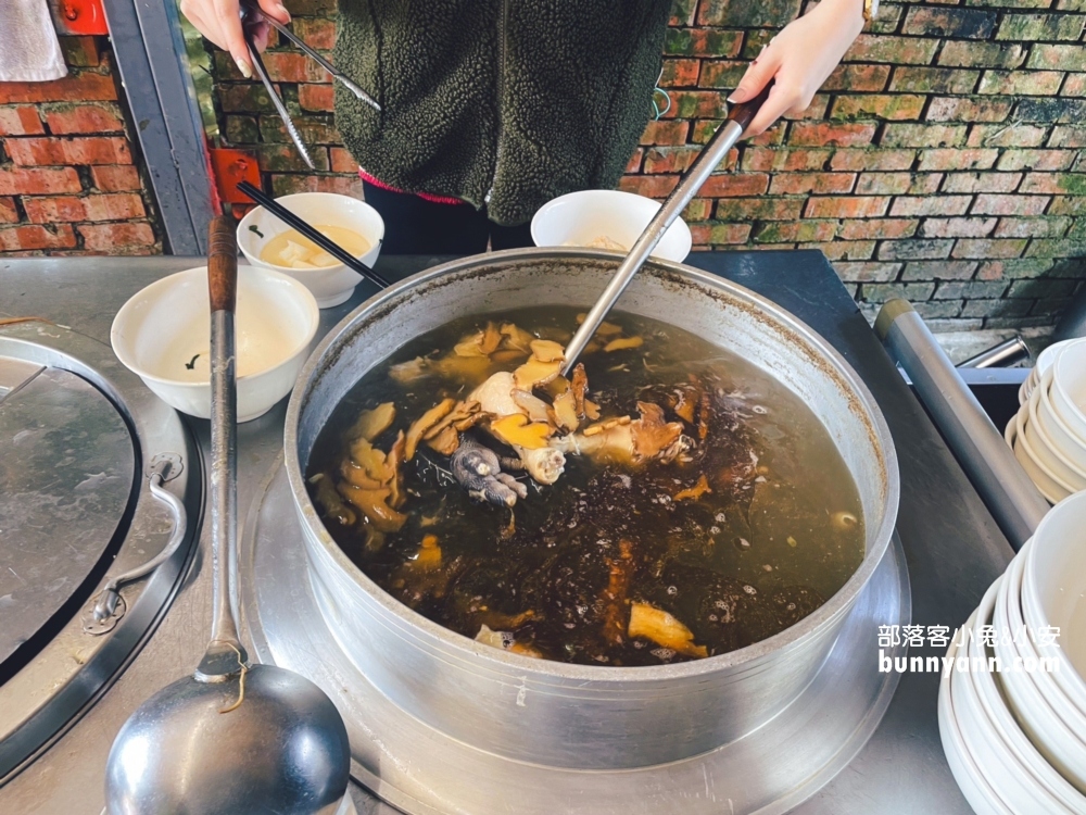 陽明山【草山風情藥膳餐廳】這家麻油雞真不錯喝，湯內有整隻雞腿