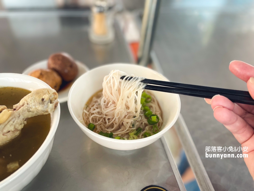 陽明山【草山風情藥膳餐廳】這家麻油雞真不錯喝，湯內有整隻雞腿
