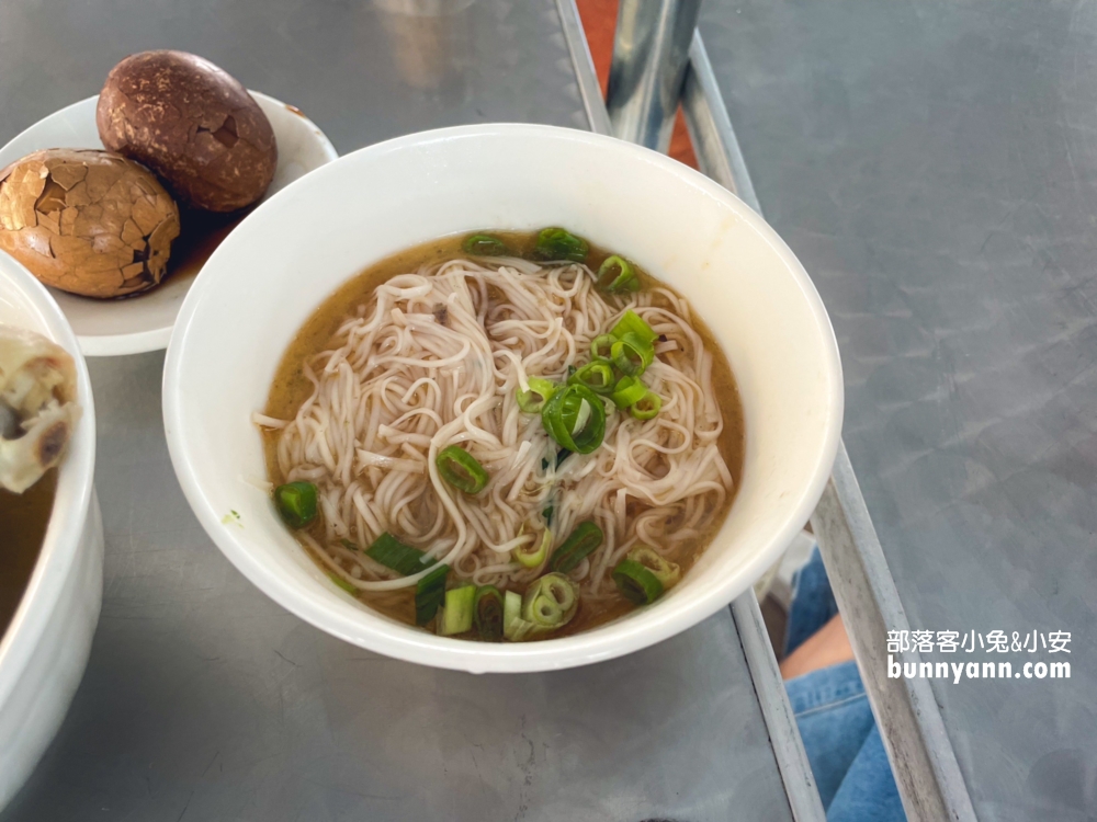 陽明山【草山風情藥膳餐廳】這家麻油雞真不錯喝，湯內有整隻雞腿