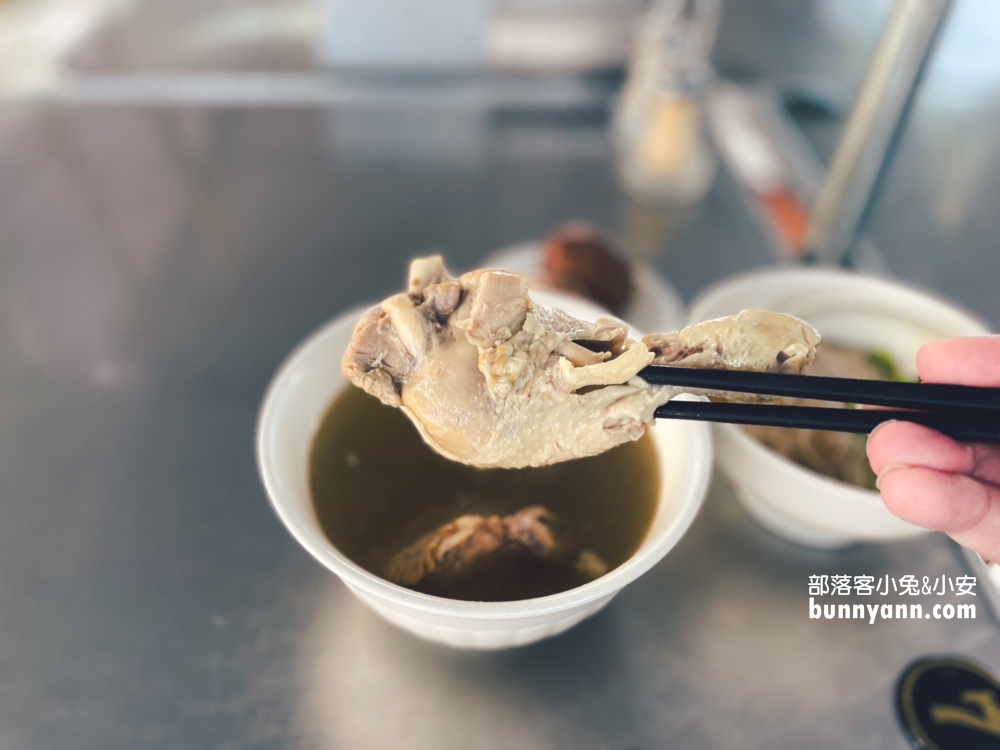 陽明山【草山風情藥膳餐廳】這家麻油雞真不錯喝，湯內有整隻雞腿