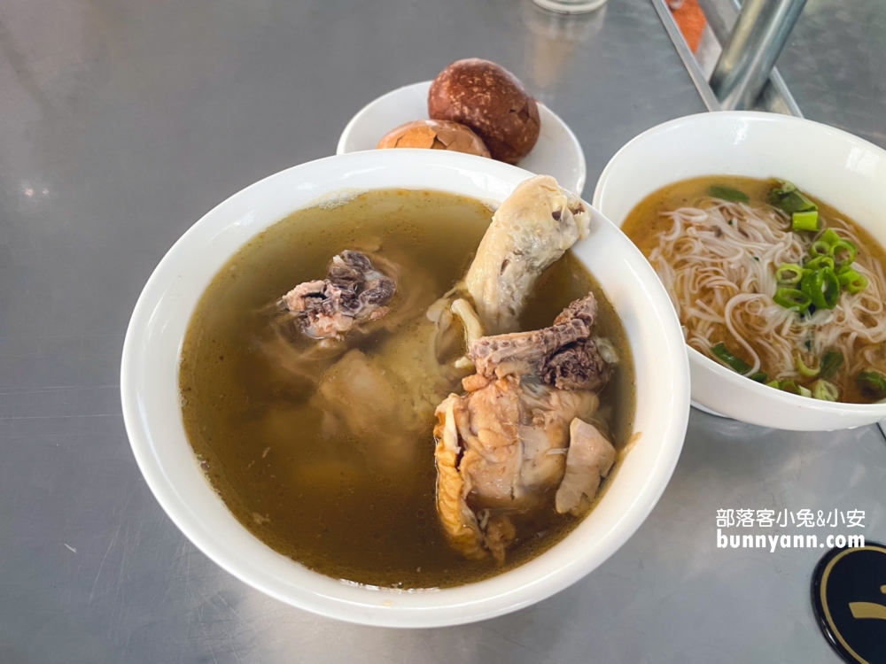 陽明山【草山風情藥膳餐廳】這家麻油雞真不錯喝，湯內有整隻雞腿